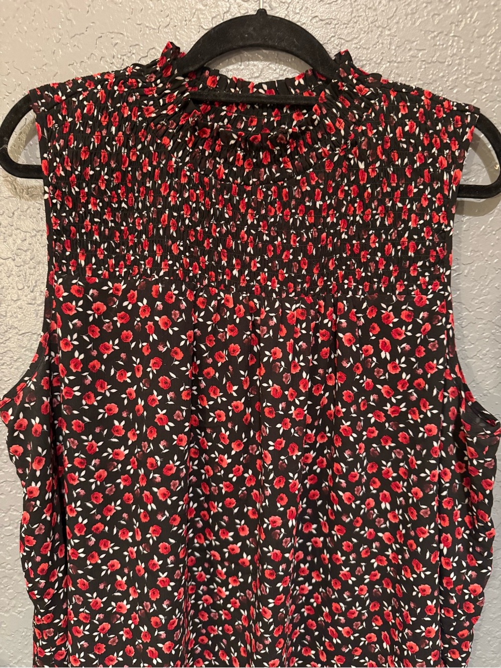 TORRID 3X LIKE NEW sleeveless floral blouse with ruching